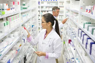 На Алтае сотрудники аптеки издевались над стариком, брызгая в лицо освежителем воздуха