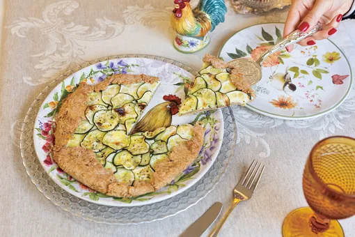 Галета с цукини. Скатерти, «Яковлевский жаккард»; обеденная тарелка и банка для печенья, Certifi ed Int.; десертная тарелка «Петушки на лугу», Certifi ed Int.; набор для сервировки, Queen Anne; бокалы для вина, Vista Alegre; столовые приборы, FACE Галета с цукини. Скатерти, «Яковлевский жаккард»; обеденная тарелка и банка для печенья, Certifi ed Int.; десертная тарелка «Петушки на лугу», Certifi ed Int.; набор для сервировки, Queen Anne; бокалы для вина, Vista Alegre; столовые приборы, FACE