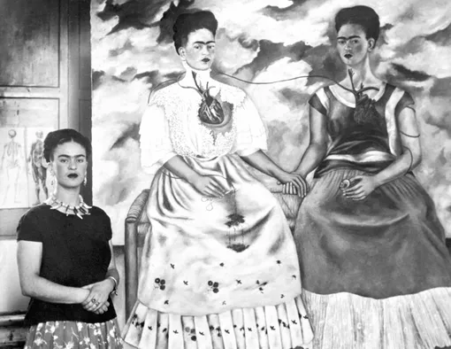 Фрида Кало с одной из своих картин