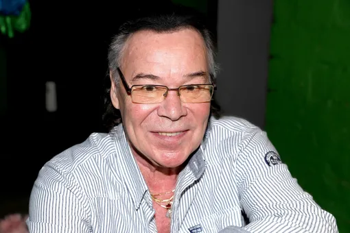 «На кладбище приехал»: авто хита «Яблоки на снегу» Михаил Муромов тайно похоронил сына, с которым не общался много лет «На кладбище приехал»: авто хита «Яблоки на снегу» Михаил Муромов тайно похоронил сына, с которым не общался много лет