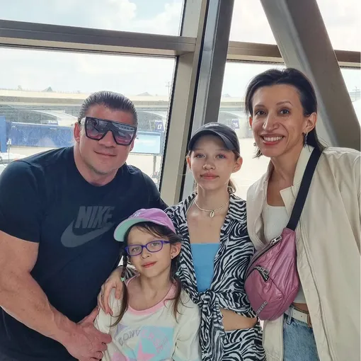 Елена Борщёва с мужем Валерием Юшкевичем, дочерьми Мартой и Умой Елена Борщёва с мужем Валерием Юшкевичем, дочерьми Мартой и Умой фото