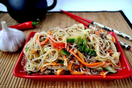 Рецепт вкусного салата с фунчозой и маринованным перцем Рецепт вкусного салата с фунчозой и маринованным перцем