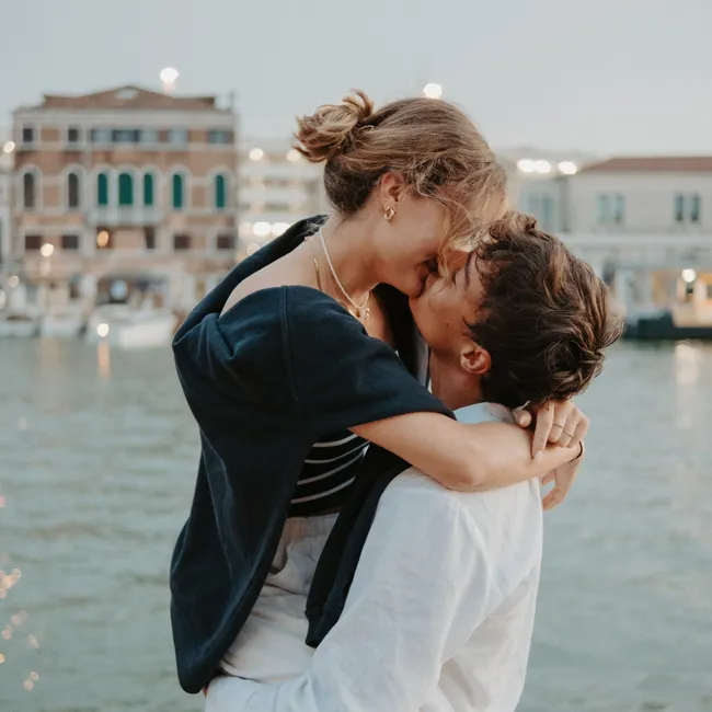 «А вы как думали?»: стоматолог объяснила, может ли через поцелуй передаваться кариес