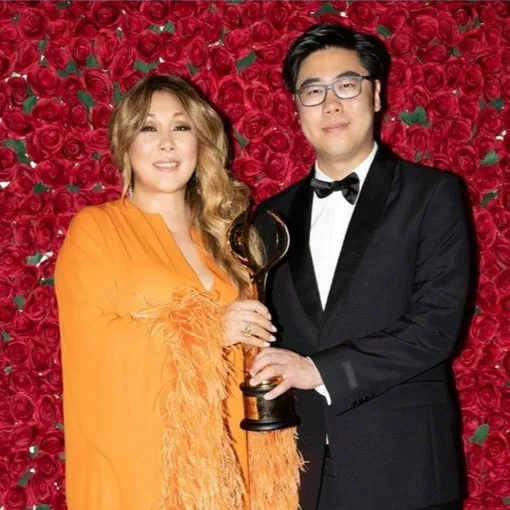 Анита Цой с сыном Сергеем Анита Цой с сыном Сергеем фото