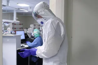 Папа-герой: врач не бросил пациентов с коронавирусом — даже ради больного раком сына Папа-герой: врач не бросил пациентов с коронавирусом — даже ради больного раком сына