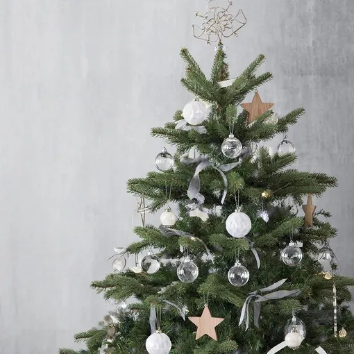 Ель, украшенная в стиле минимализма Ель, украшенная в стиле минимализма