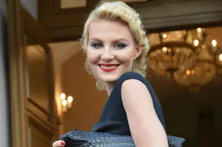 «Магический взгляд»: Рената Литвинова поделилась снимком дочери в стиле 60-х