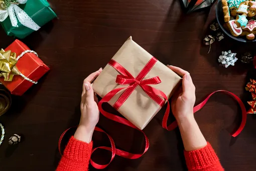 8 простых способов сэкономить на новогодних подарках: что подарить на Новый год 2026