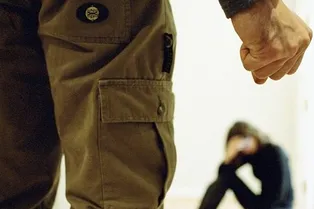 Мужчина до смерти избил жену на глазах четырех детей. Ранее полиция отказалась возбуждать дело по поводу угроз