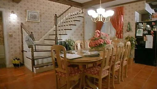 Обращает на себя внимание лестницу на заднем плане Обращает на себя внимание лестницу на заднем плане