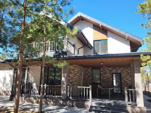 Лучше сочетаются терраса и перила из ДПК одного оттенка. Лучше сочетаются терраса и перила из ДПК одного оттенка.