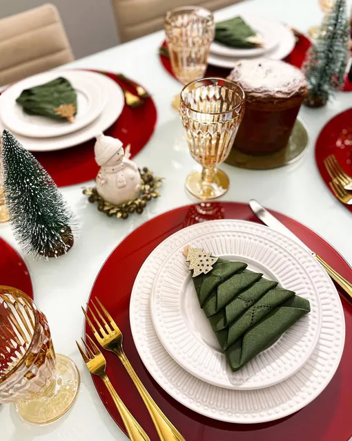 Декор праздничного стола на Новый год 2026