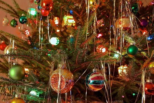 Как украсить ёлку: советы для ностальгического новогоднего интерьера