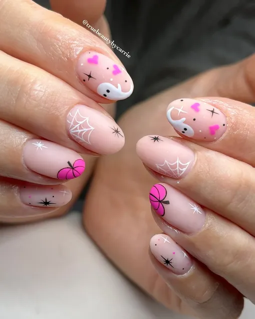 Маникюр на Хеллоуин 2025 года в романтичном стиле