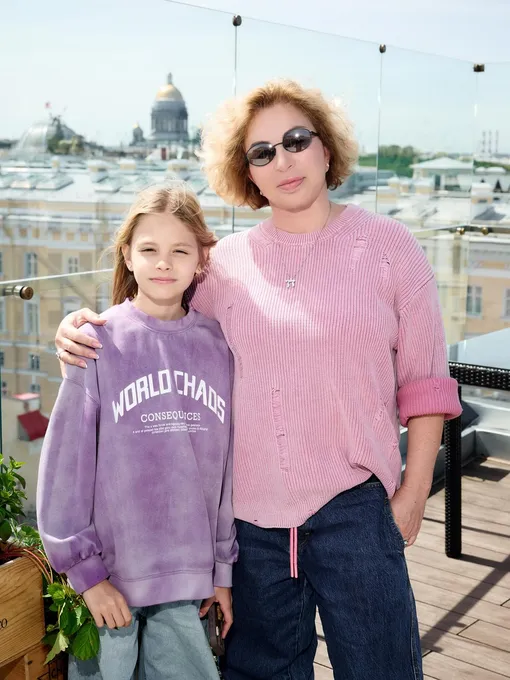 Симона Юнусова с внучкой Алисой Симона Юнусова с внучкой Алисой