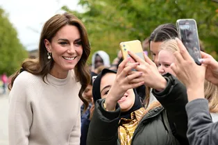 Кейт Миддлтон снова в юбке: идеальный осенний образ от принцессы Кейт Миддлтон снова в юбке: идеальный осенний образ от принцессы