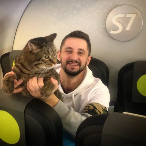 Михаил Галин и его упитанный кот Виктор