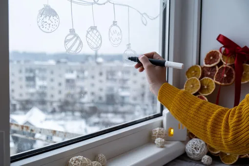 Новогодние рисунки на окнах — простой способ украсить дом к Новому году своим руками.