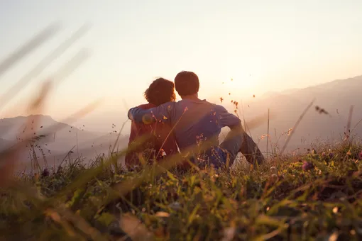 Китаец 12 часов нёс на себе неходячую жену, чтобы она увидела рассвет в горах Китаец 12 часов нёс на себе неходячую жену, чтобы она увидела рассвет в горах