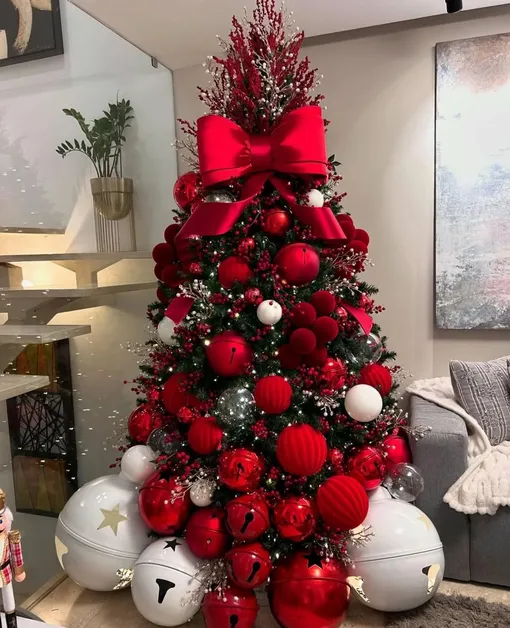 Крупные елочные украшения и банты в тренде в 2026 году