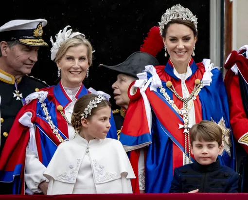 Софи, герцогиня Эдинбургская, с Кейт Миддлтон и ее детьми на коронации Карла III Софи, герцогиня Эдинбургская, с Кейт Миддлтон и ее детьми на коронации Карла III