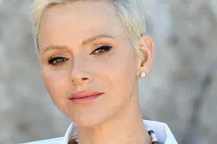 Семейная идиллия: принцесса Шарлен и князь Альбер отвели детей Жака и Габриэллу в школу