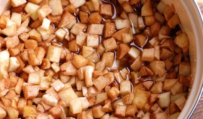 Оставляем в таком состоянии яблоки на 12 часов. Периодически их нужно перемешивать. Они дадут много сока. На фото - яблоки через 8 часов стояния