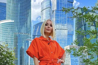 «Смело»: обнажённая Лера Кудрявцева эффектно прыгнула в бассейн. Муж снял на видео