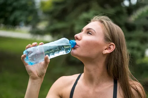 женщина пьет воду фото женщина пьет воду фото