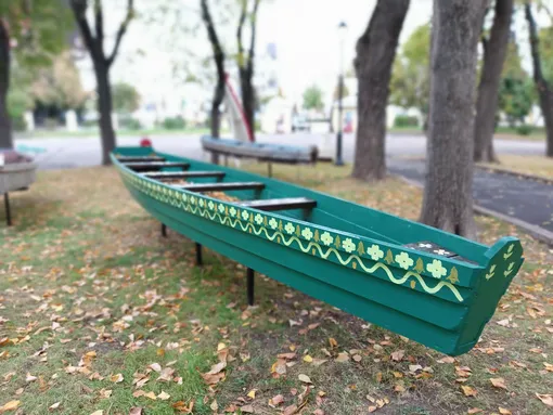 Плоскодонка из коллекции Алексея Калмыкова. Роспись лодки посвящена Саду и дому-музею Н.П. Ракицкого в Тарусе Плоскодонка из коллекции Алексея Калмыкова. Роспись лодки посвящена Саду и дому-музею Н.П. Ракицкого в Тарусе