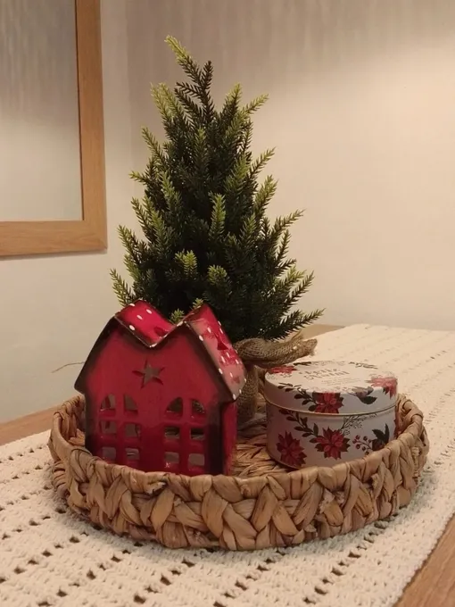 Красивая композиция с мини-елкой -отличный вариант декора на Новый год 2026. Красивая композиция с мини-елкой -отличный вариант декора на Новый год 2026.