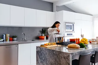 Несколько гениальных хитростей для уборки на кухне Несколько гениальных хитростей для уборки на кухне