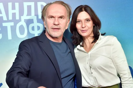 Алексей Гуськов показал редкое фото с Лидией Вележевой и младшим сыном Алексей Гуськов показал редкое фото с Лидией Вележевой и младшим сыном