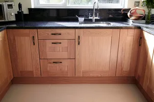 5 вещей, которые нельзя хранить в кухонных шкафах — хотя почти все это делают 5 вещей, которые нельзя хранить в кухонных шкафах — хотя почти все это делают