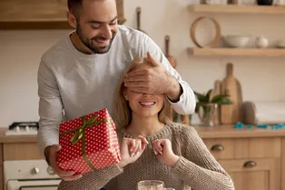 «Бывший подарил брендовую сумку, в кармашке которой я нашла чужую заколку»: девушки о худших и лучших подарках