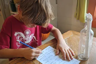 8-летний мальчик нашел старое послание в бутылке — и решил разыскать отправителя