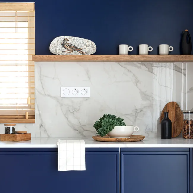 Дом с тёмно-синей кухней, камином и хранением под лестницей