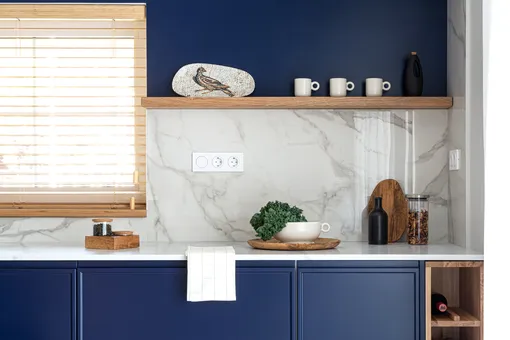 Дом с тёмно-синей кухней, камином и хранением под лестницей