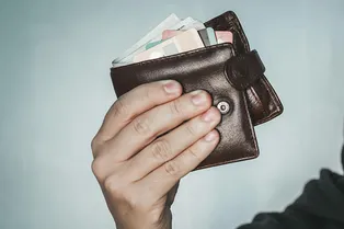 Злоумышленники ограбили пенсионера, представившись медицинскими работниками