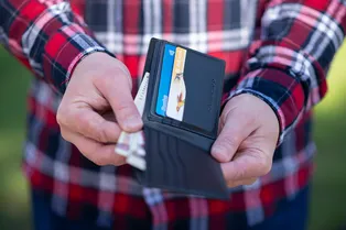 Парень вернул 10 000 долларов забывчивому водителю и получил неожиданную награду