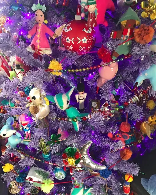 Новогодние елки необычного цвета — тренд 2026 года. Это незаурядный способ украсить дом и квартиру к году Огненной Лошади.