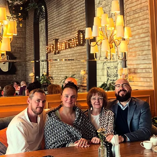 Елена Ваенга с мамой (в центре) Елена Ваенга с мамой (в центре)