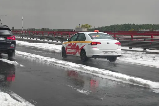 В Санкт-Петербурге пошёл снег: кадрами непогоды делятся в соцсетях