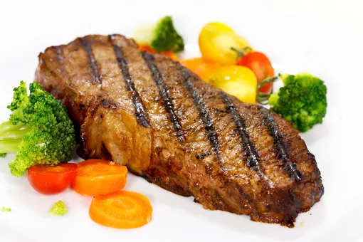 Девушка на спор с женихом съела трехкилограммовый стейк: он обиделся и сбежал Девушка на спор с женихом съела трехкилограммовый стейк: он обиделся и сбежал