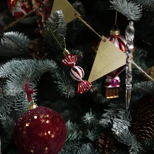 Самодельные гирлянды из флажков идеально подойдут для украшения новогодней елки в русском стиле.