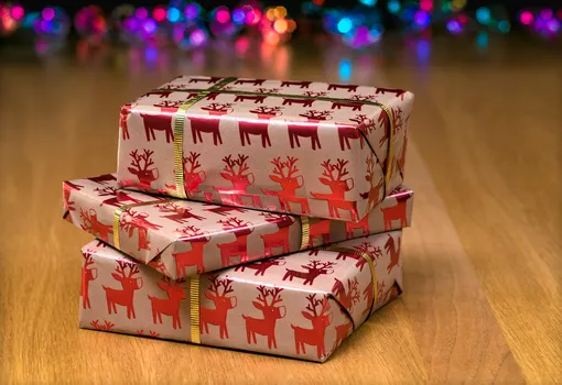 8 простых способов сэкономить на новогодних подарках: что подарить на Новый год 2026