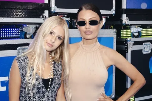 «Уже можно ходить на дискотеку»: Виктория Боня и её дочь Анджелина трогательно поздравили кошку с 18-летием «Уже можно ходить на дискотеку»: Виктория Боня и её дочь Анджелина трогательно поздравили кошку с 18-летием