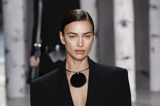 Дождливый день в Нью-Йорке: появились новые фото Ирины Шейк с дочерью от Брэдли Купера