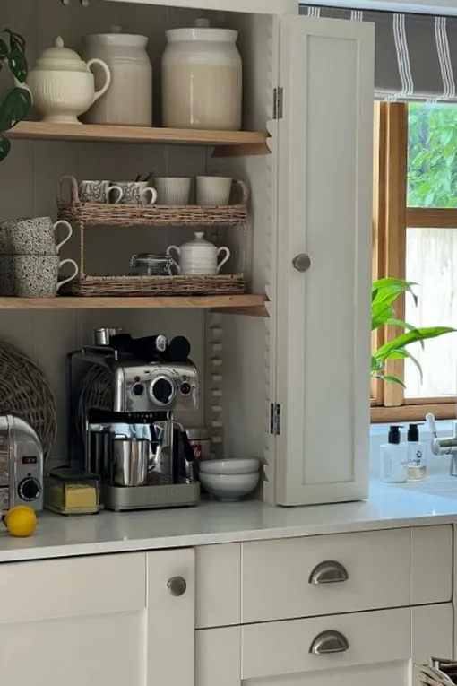 Мягкий оттенок белого хорошо сочетается с насыщенным желтым цветом Мягкий оттенок белого хорошо сочетается с насыщенным желтым цветом