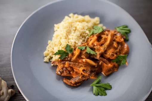 Как приготовить бефстроганов с кускусом за 6 минут? Как приготовить бефстроганов с кускусом за 6 минут?